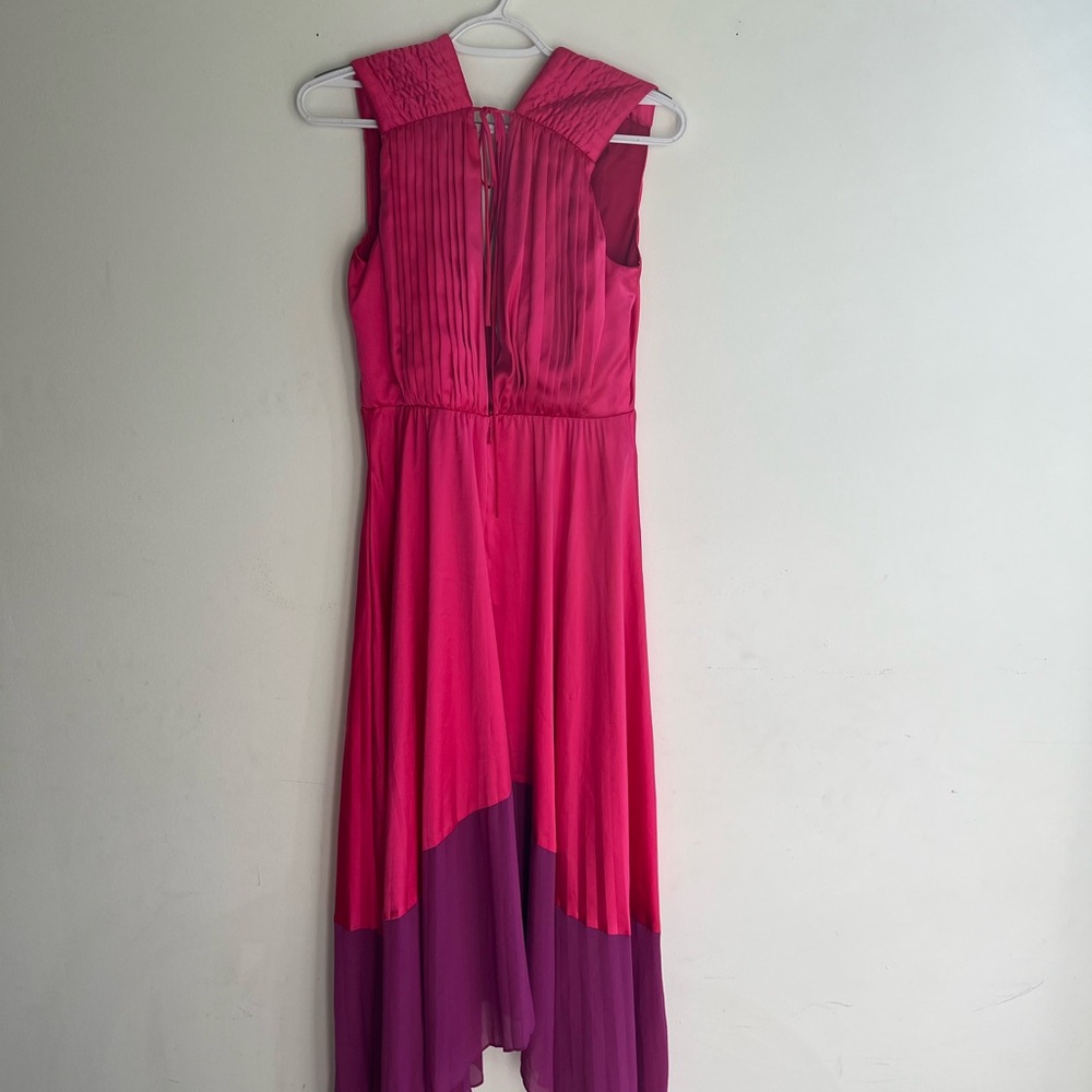 AMUR Pink and Purple Pleated V‑Neck Midi Dress - Picture 9 of 9